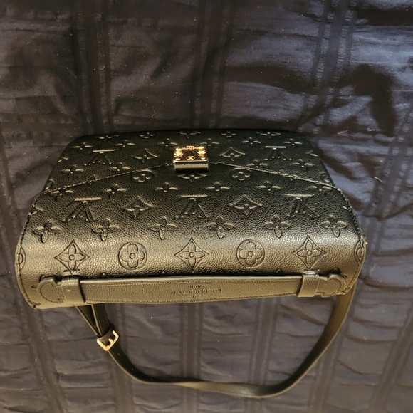 New black Louis Vuitton purse 1900 retail is 2800 - Picture 8 of 8